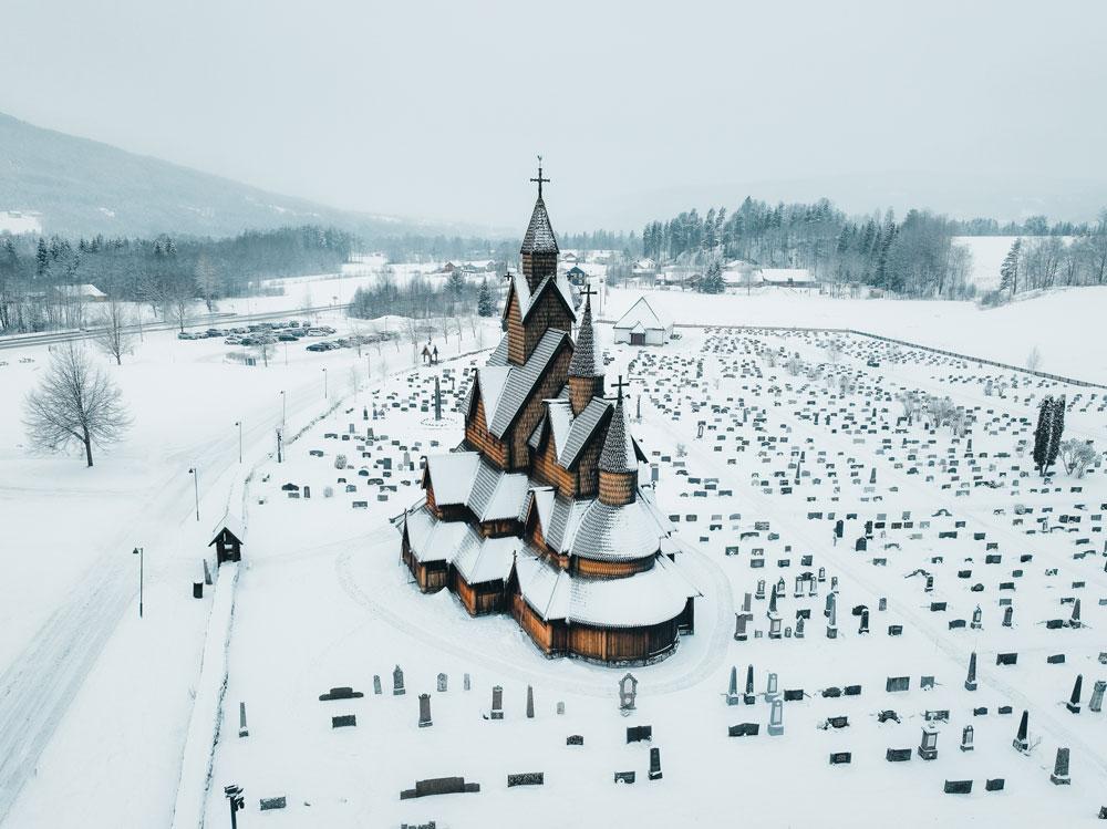 Vakre Heddal Stavkirke i Notodden om vinteren
