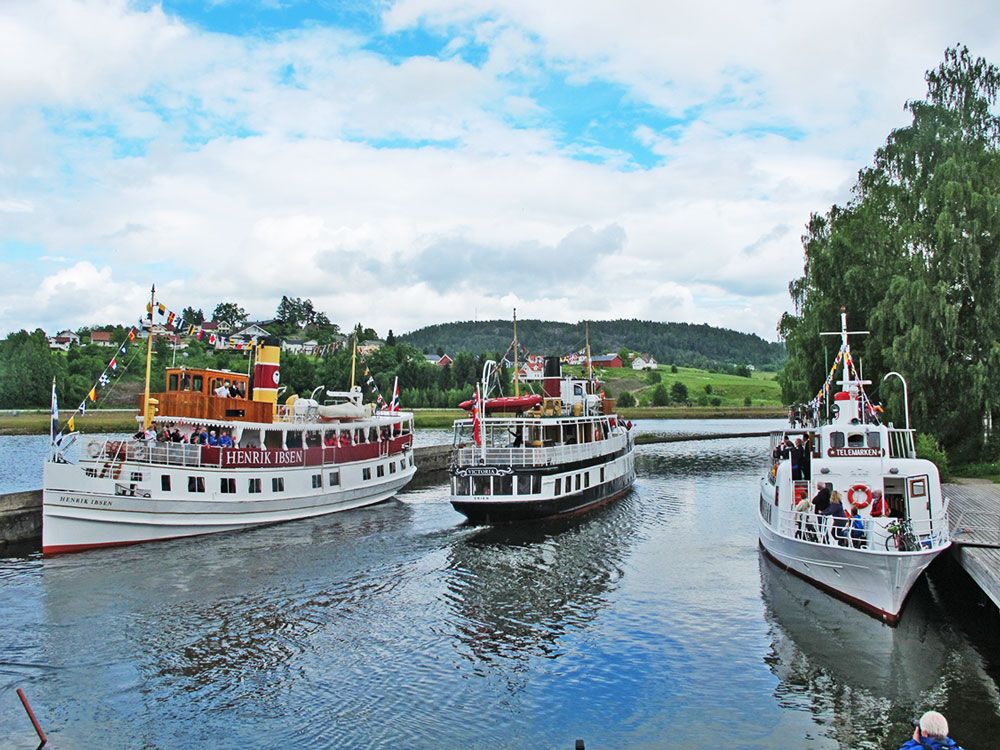 The 3 canalboats meet daily at Lunde locks