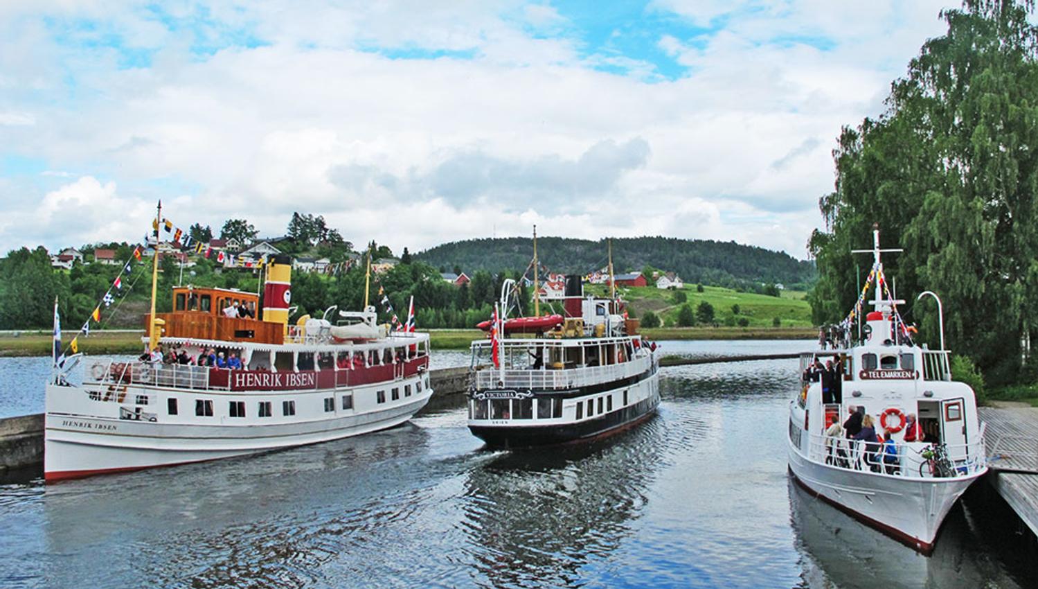 The 3 canalboats meet daily at Lunde locks