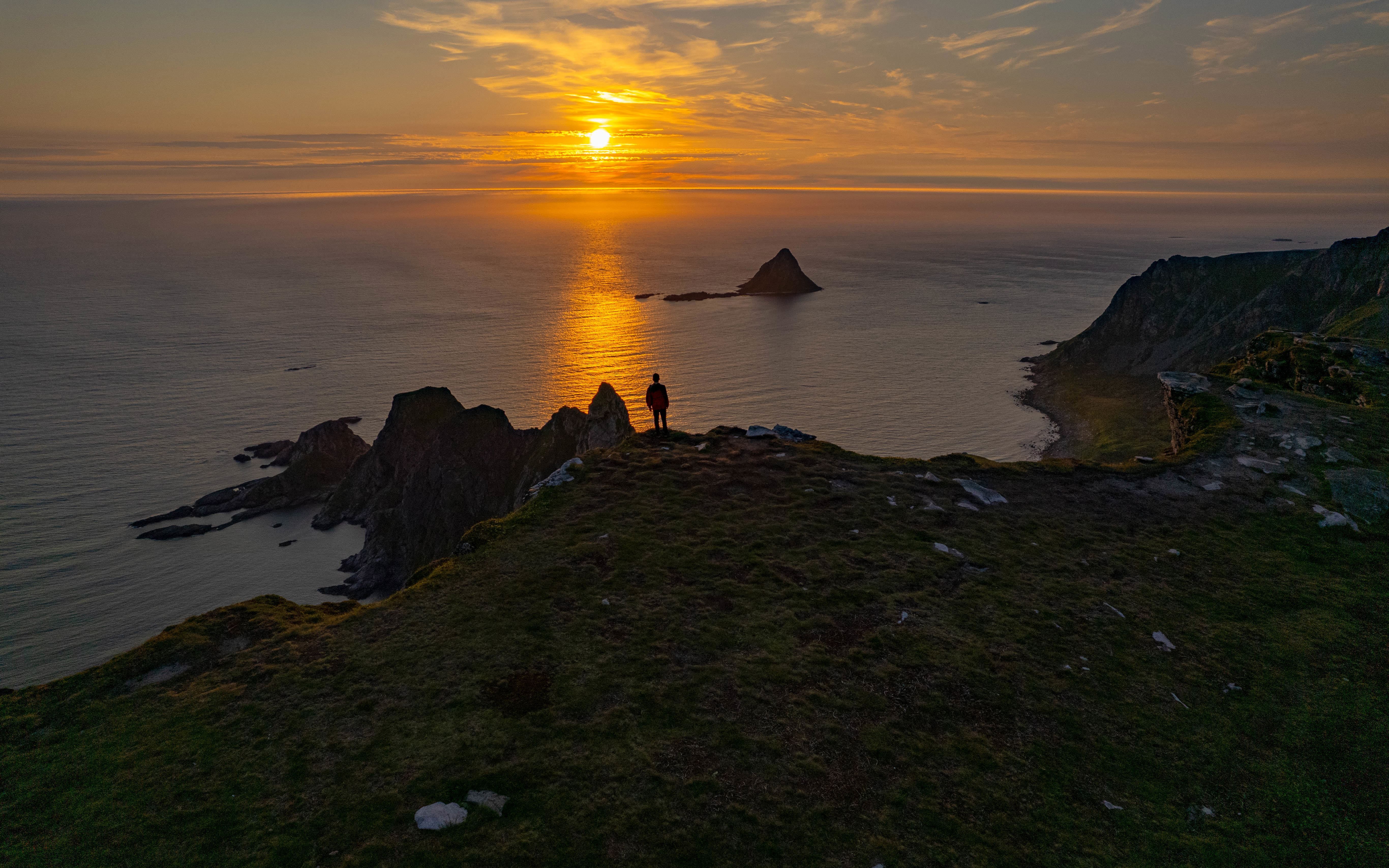 Måtind hiking under the midnight sun.