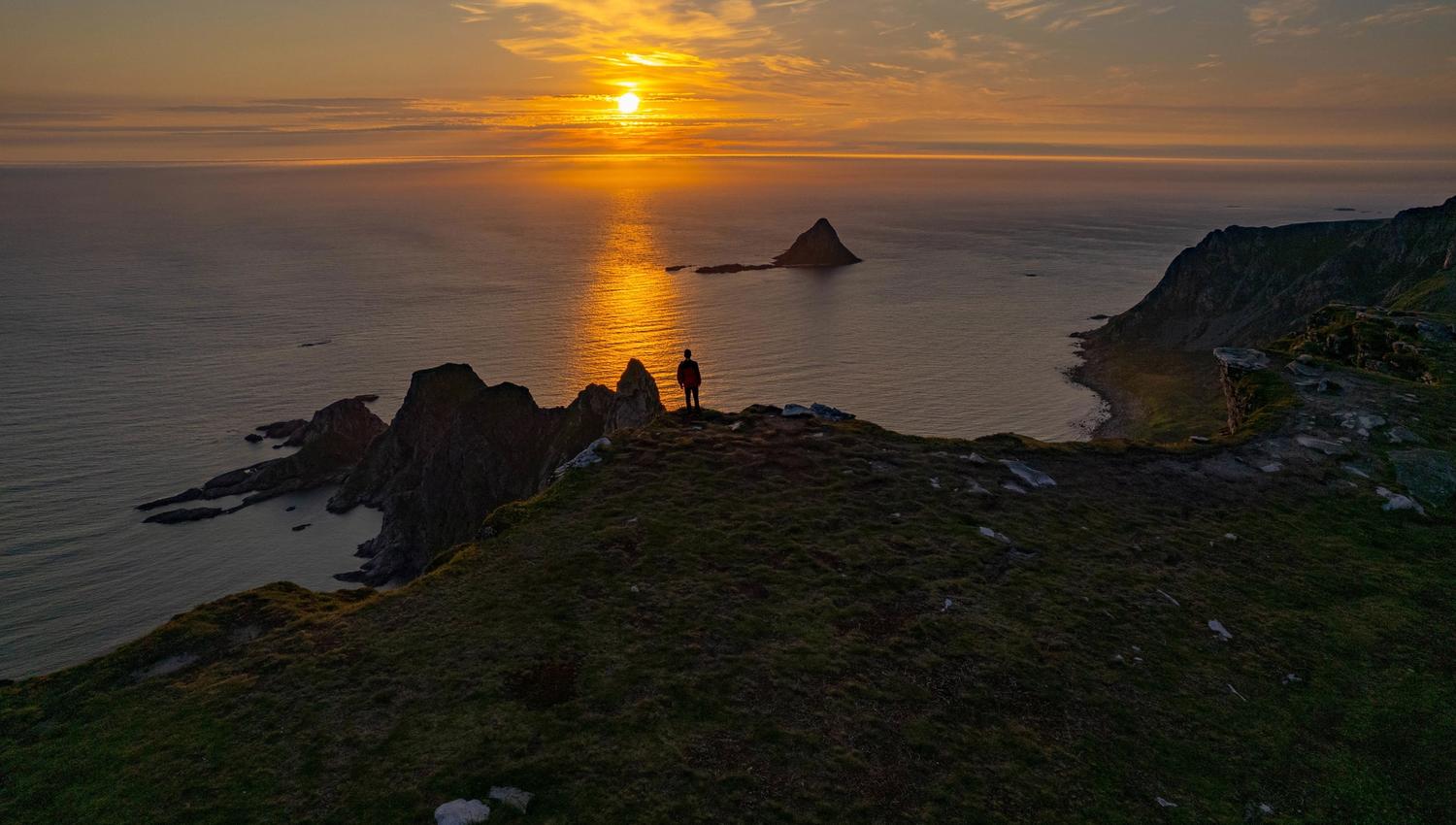Måtind hiking under the midnight sun.