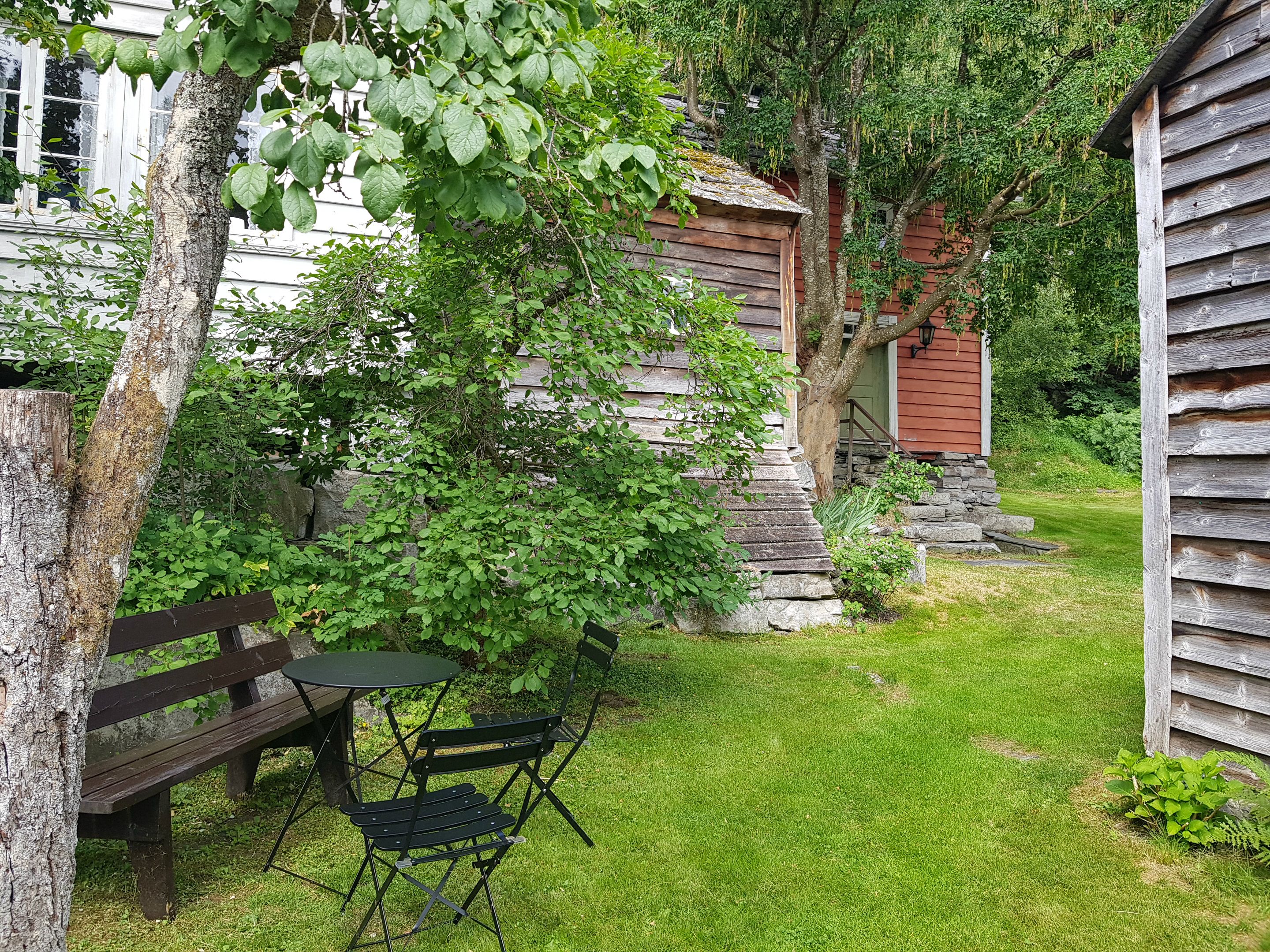 A little seating group in the lush garden 