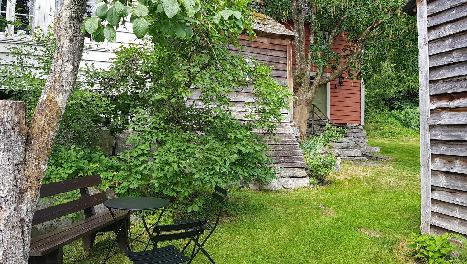 A little seating group in the lush garden