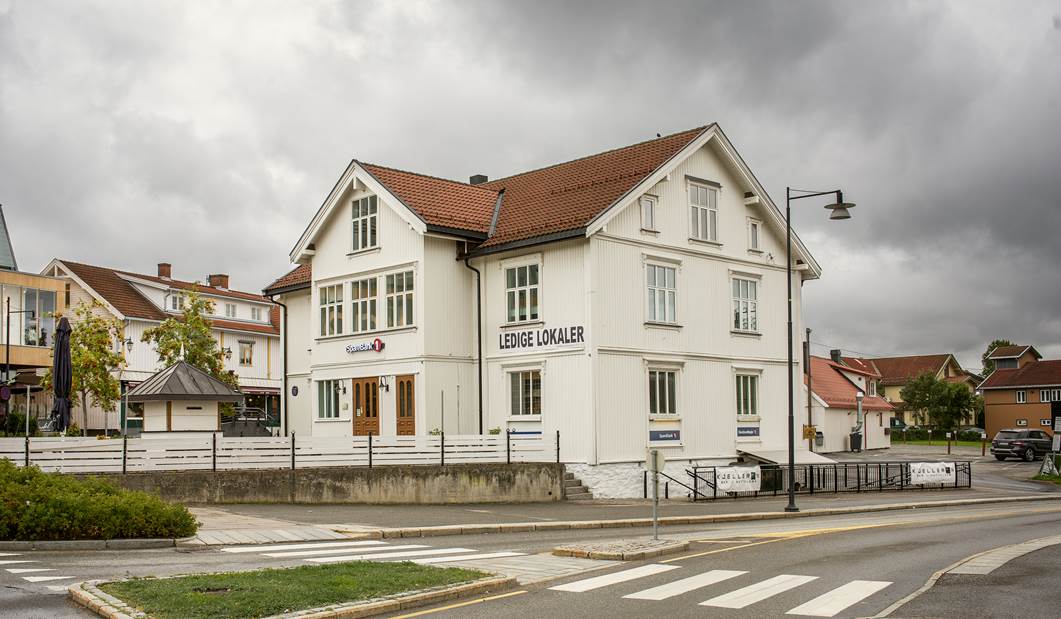 Vegelgården – a large white house by a road