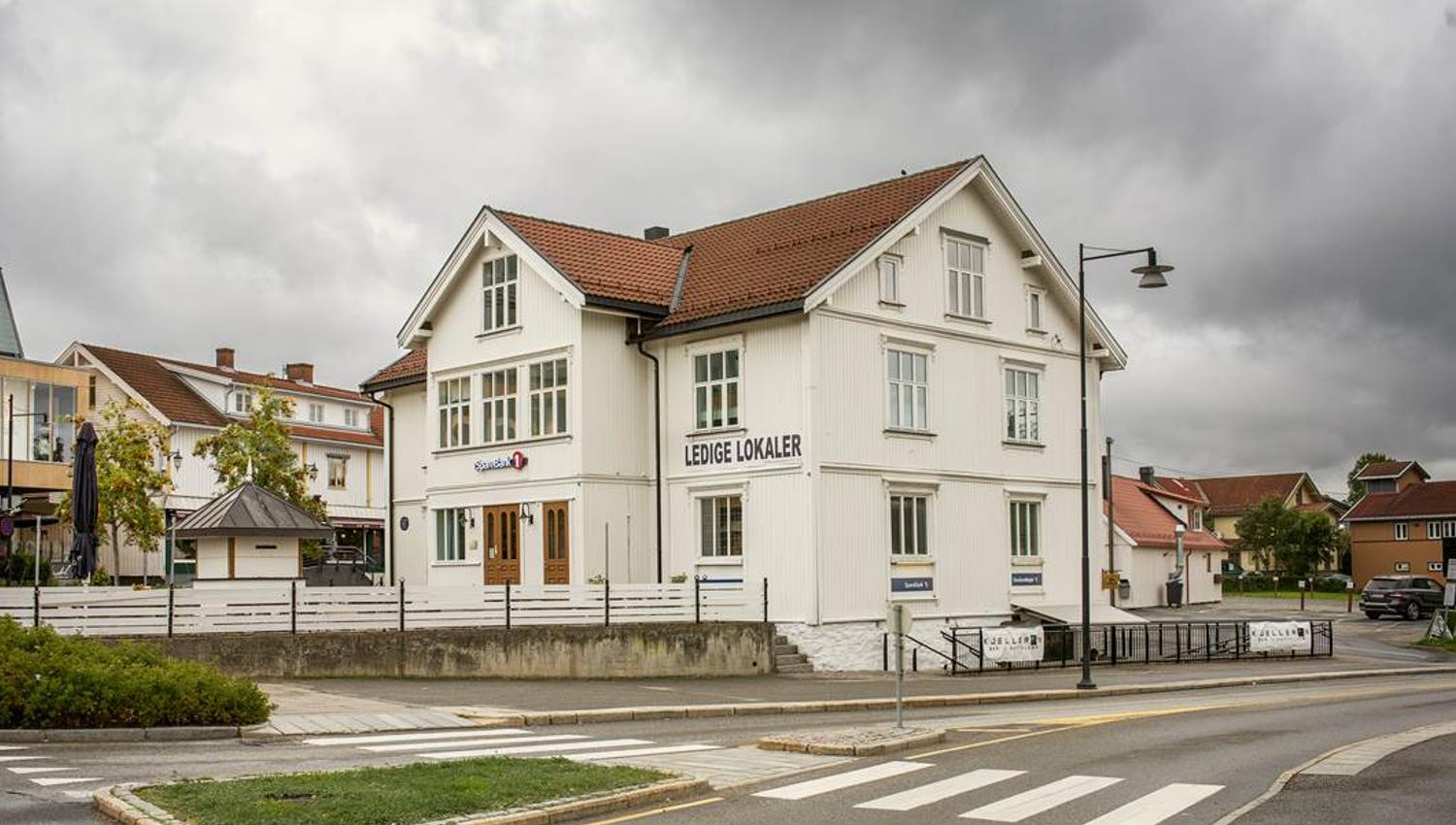 Vegelgården – a large white house by a road