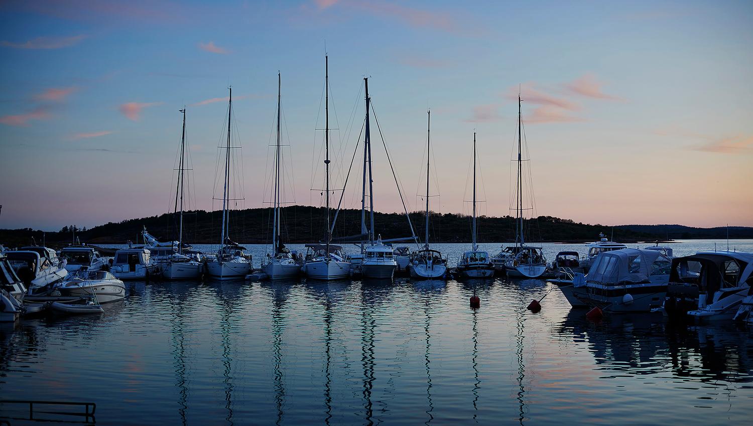 Båter ved brygge om kvelden