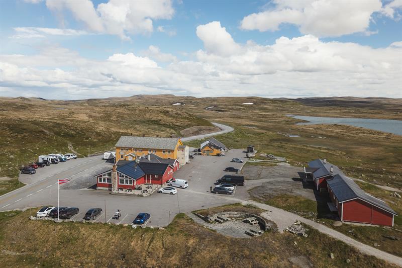 Eit dronebilete av begge fjellstuene på Dyranut, med Dyranut Fjellstova fremst.