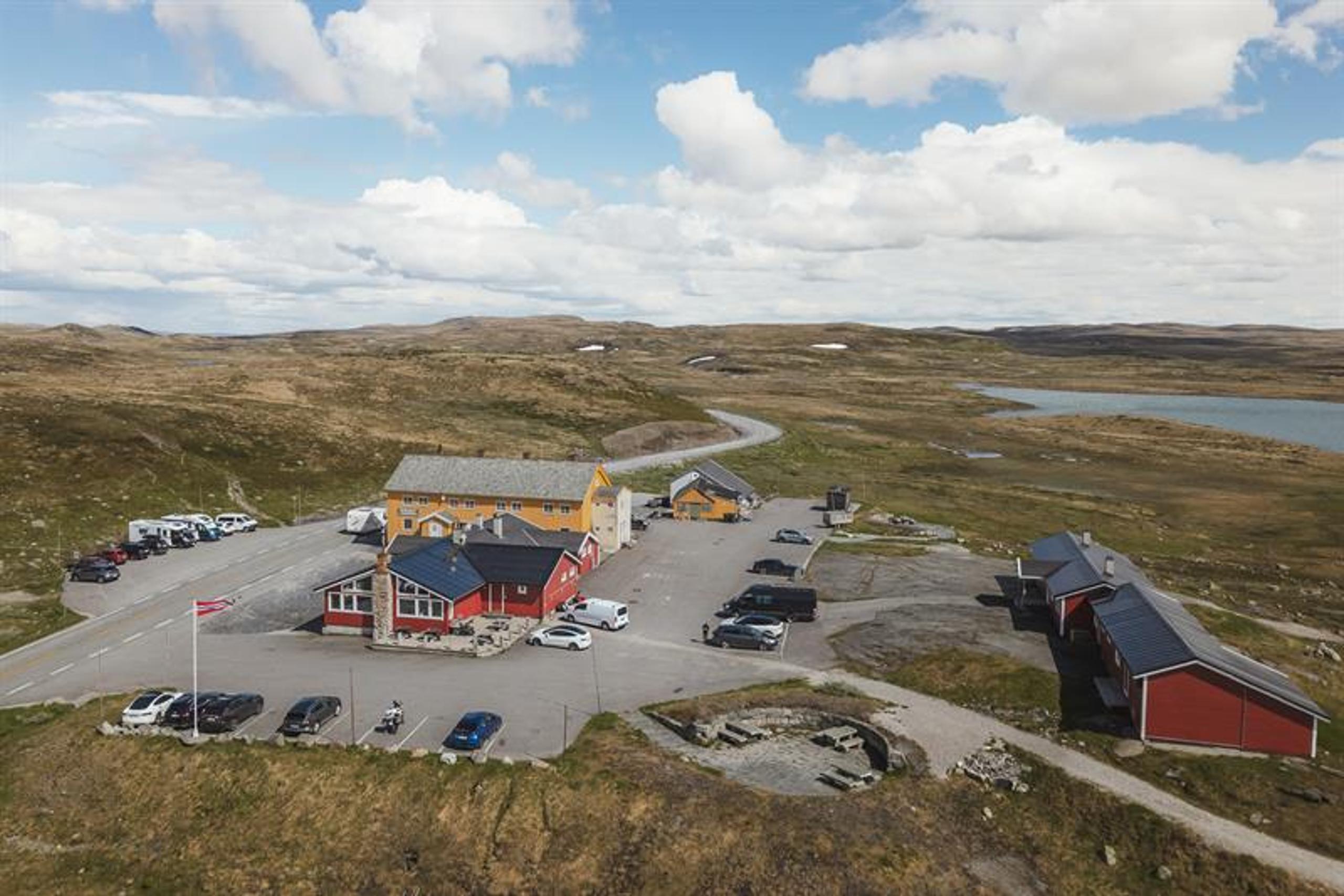 A droneshot of both the mountain lodges at Dyranut, with Dyranut Fjellstova in front.
