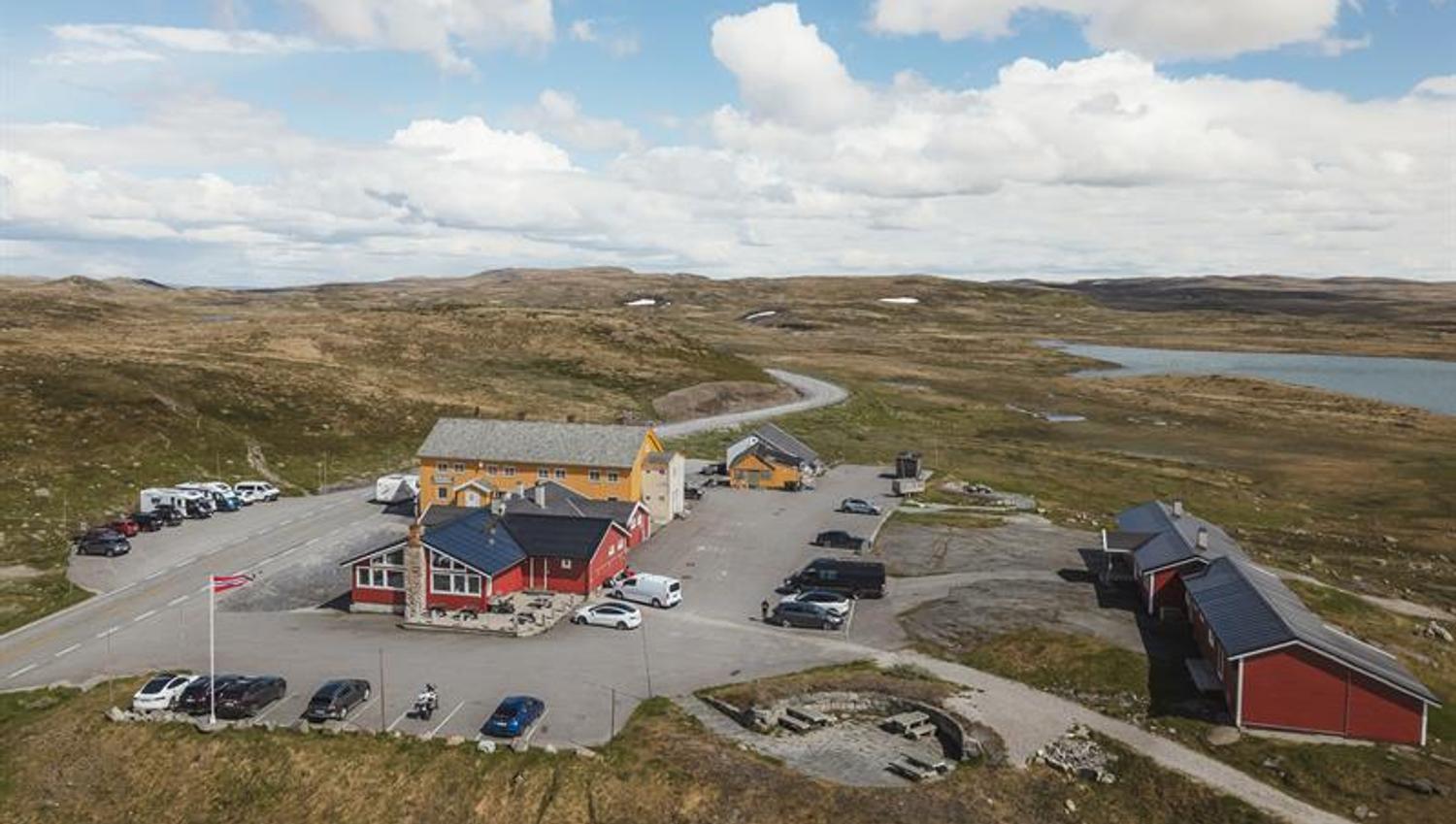 Eit dronebilete av begge fjellstuene på Dyranut, med Dyranut Fjellstova fremst.