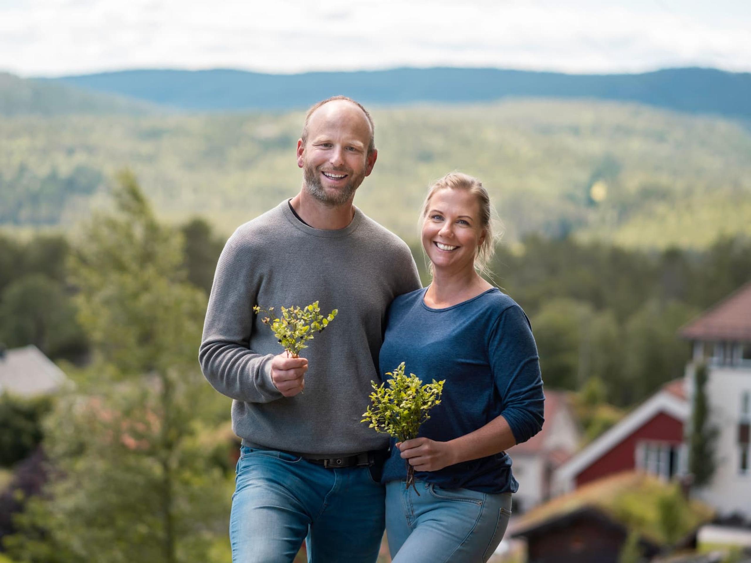 Pernille og Gunnar med blåbær i hånda
