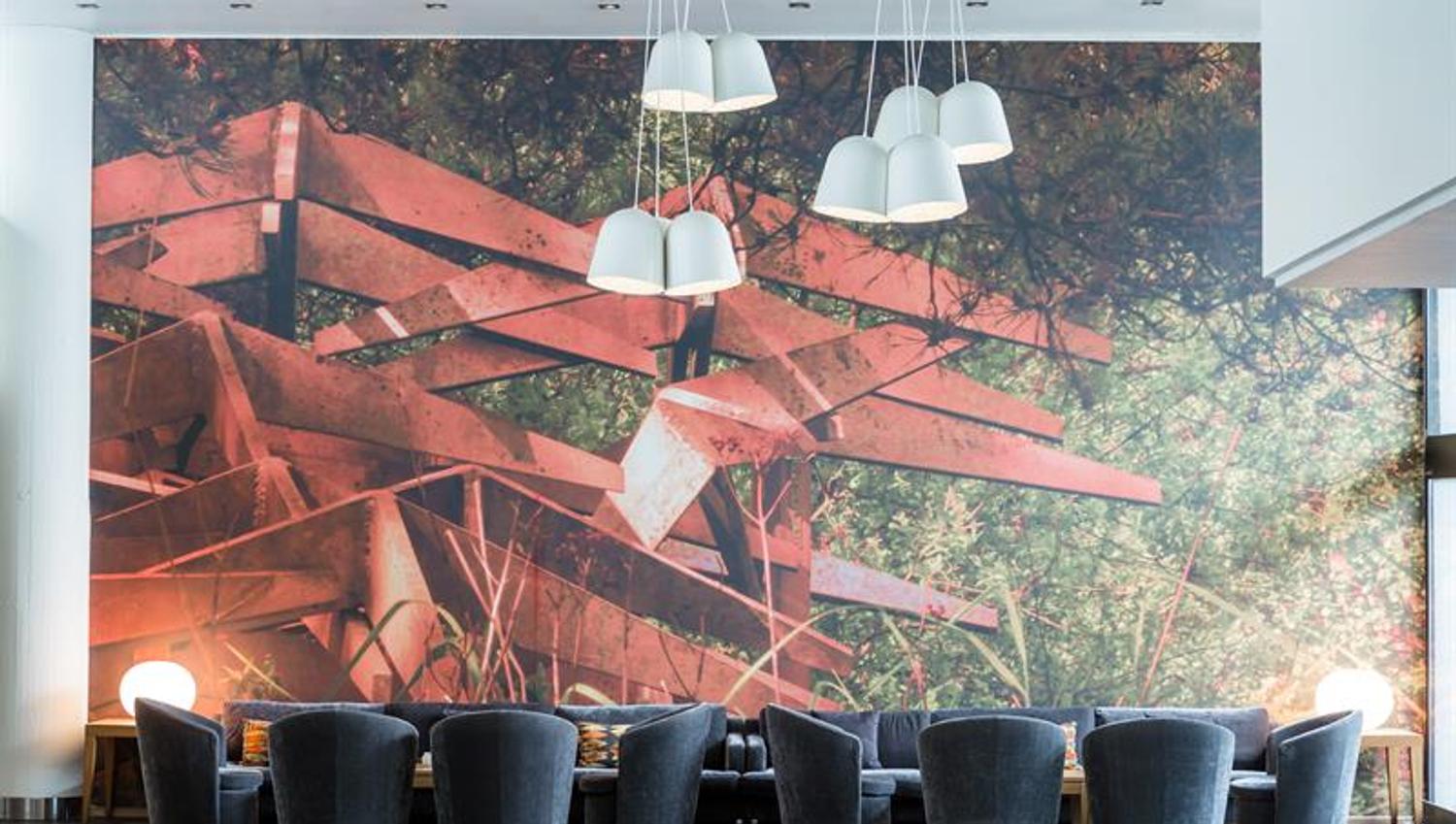 Kunstnerisk veggdekor med rÞde takmotiv i et stilfullt mÞterom eller loungeomrÄ