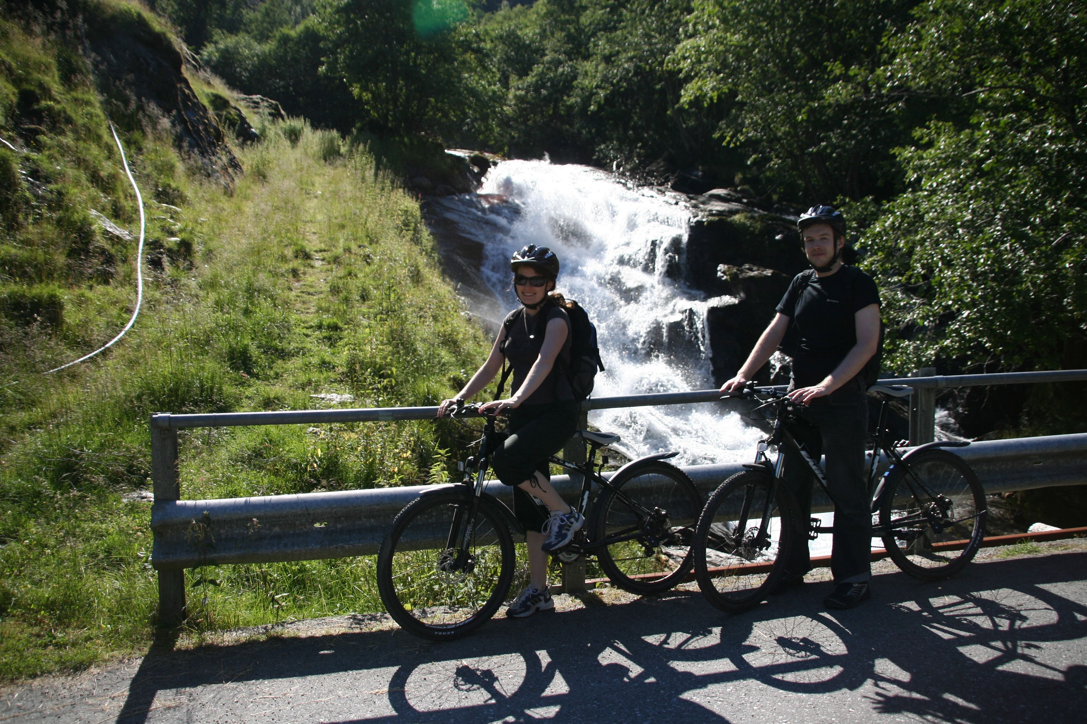 Cycling down to Flåm