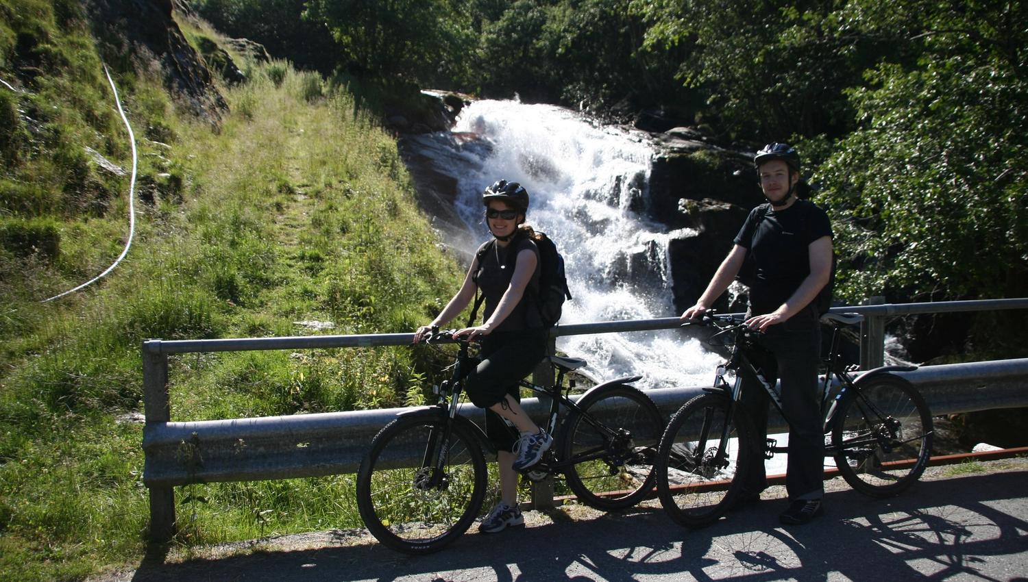 Cycling down to Flåm