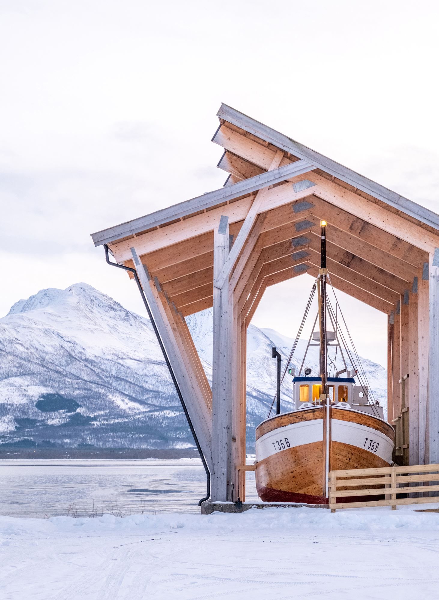 Winter scene with a fishing boat (sjark).