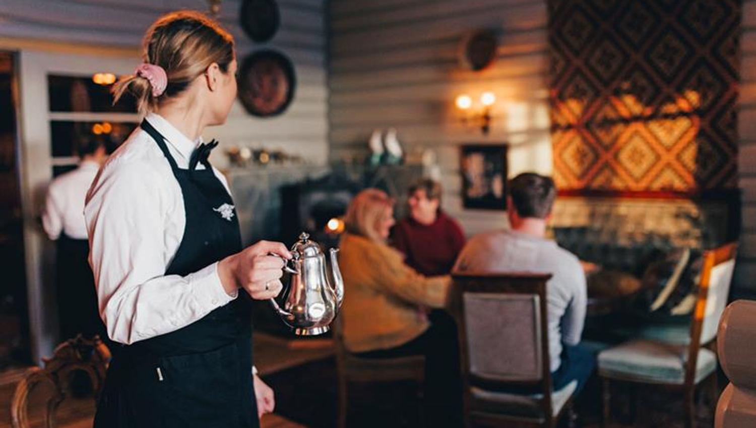 Waitress at restaurant at Tuddal Høyfjellshotell