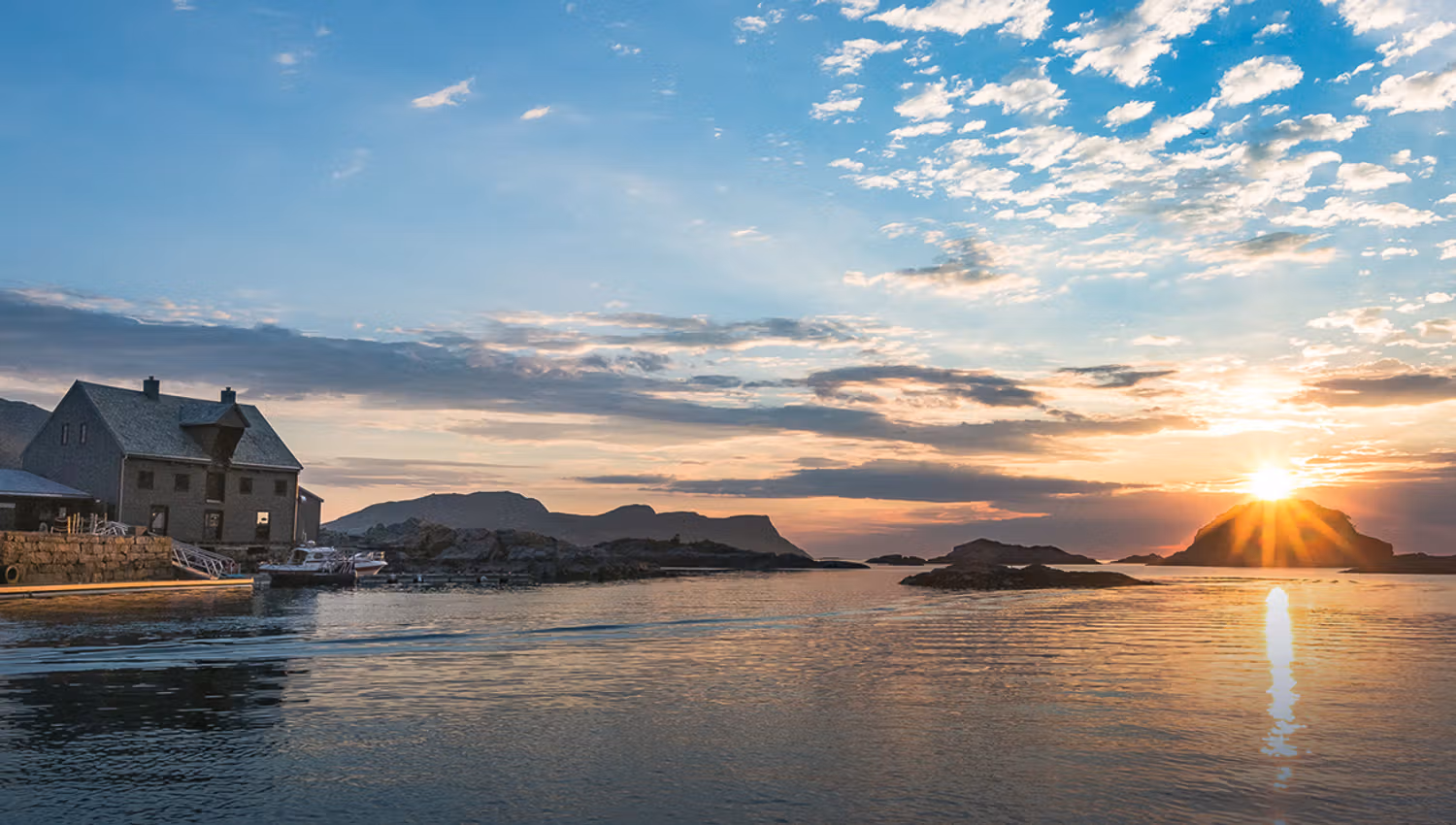 Solnedgang i havet rett utenfor restaurant Kami Skotholmen