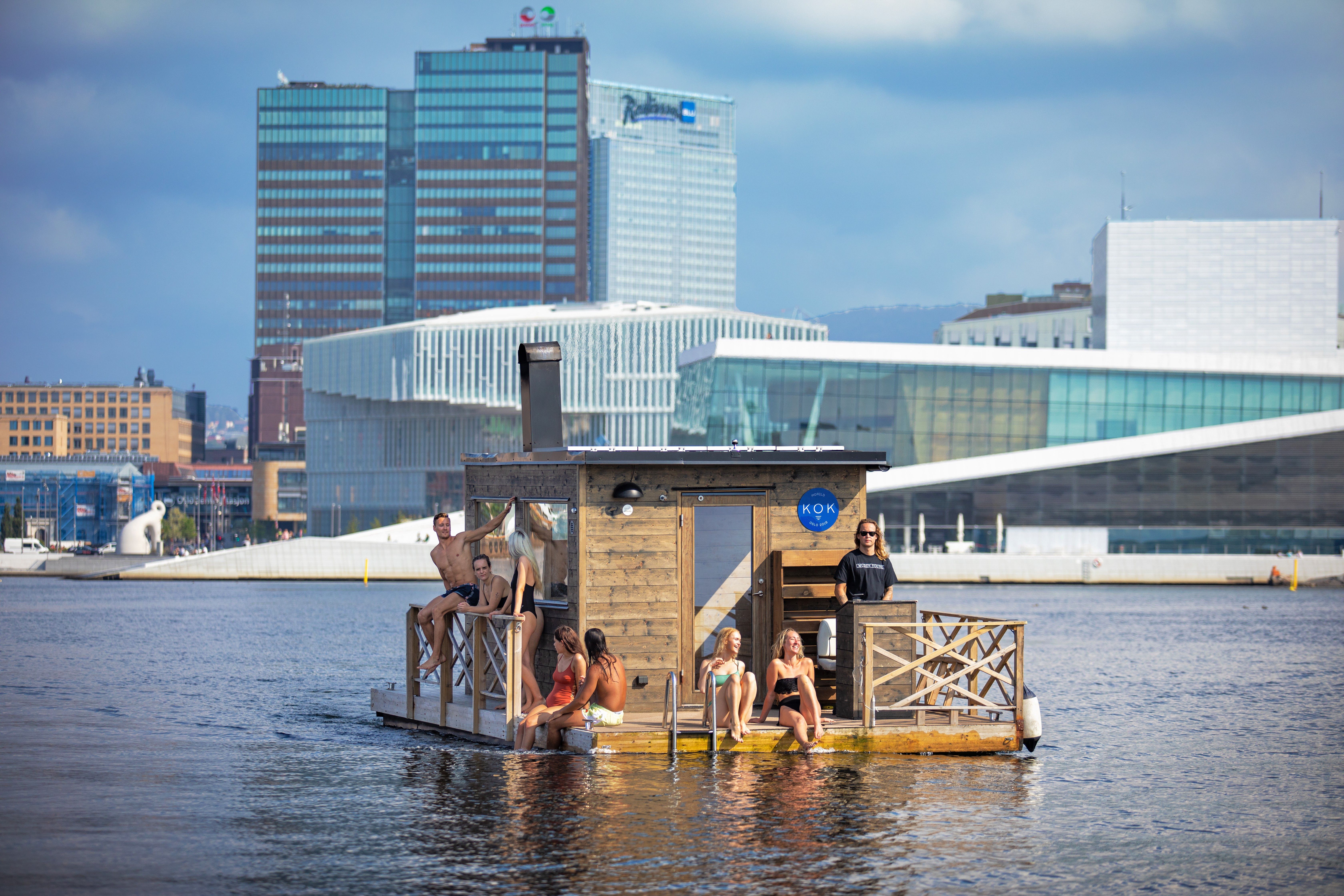 Flytende badstue foran operaen.