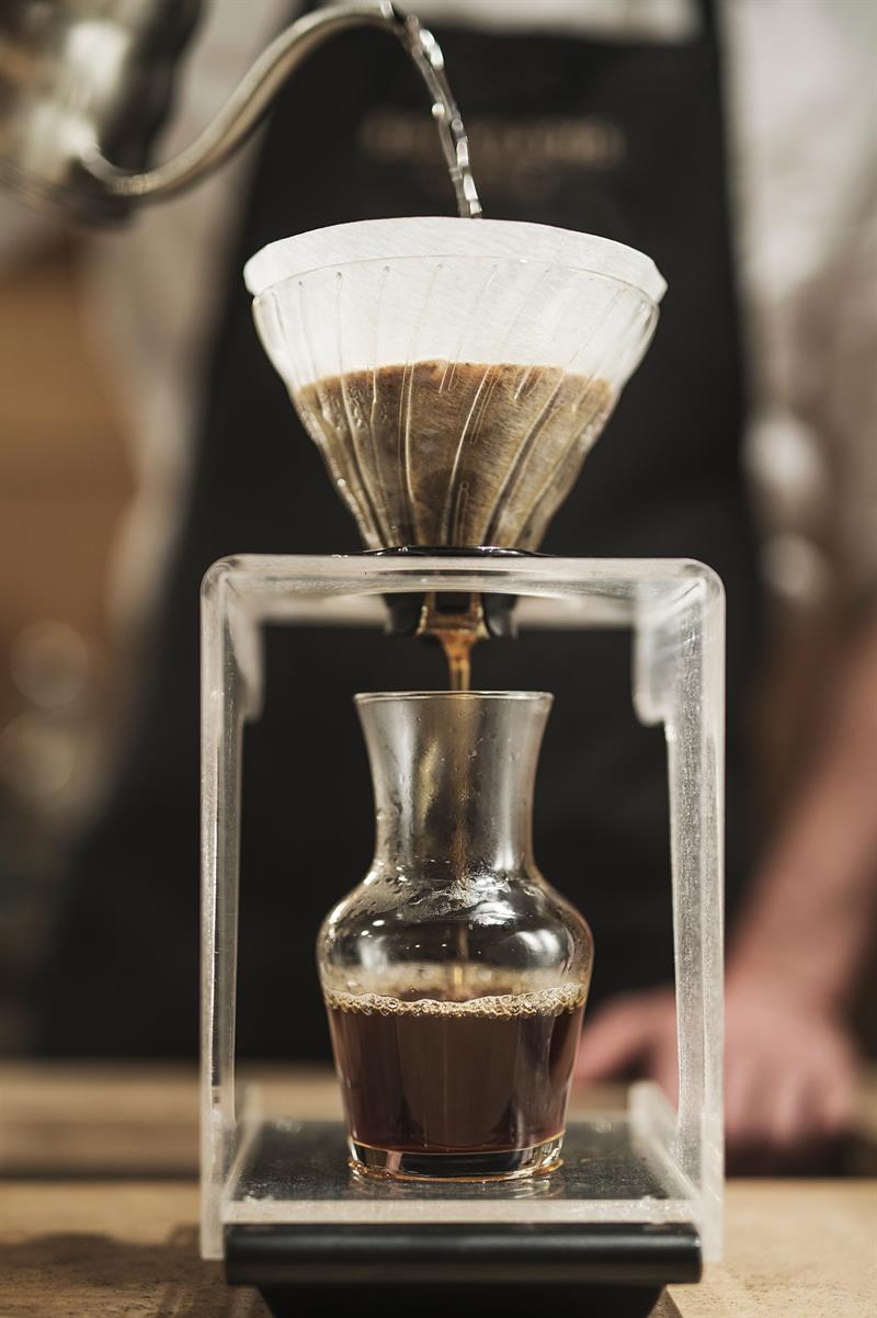 hand brewing coffee
