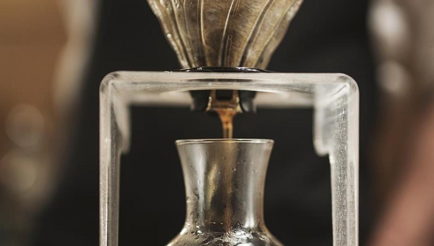 hand brewing coffee