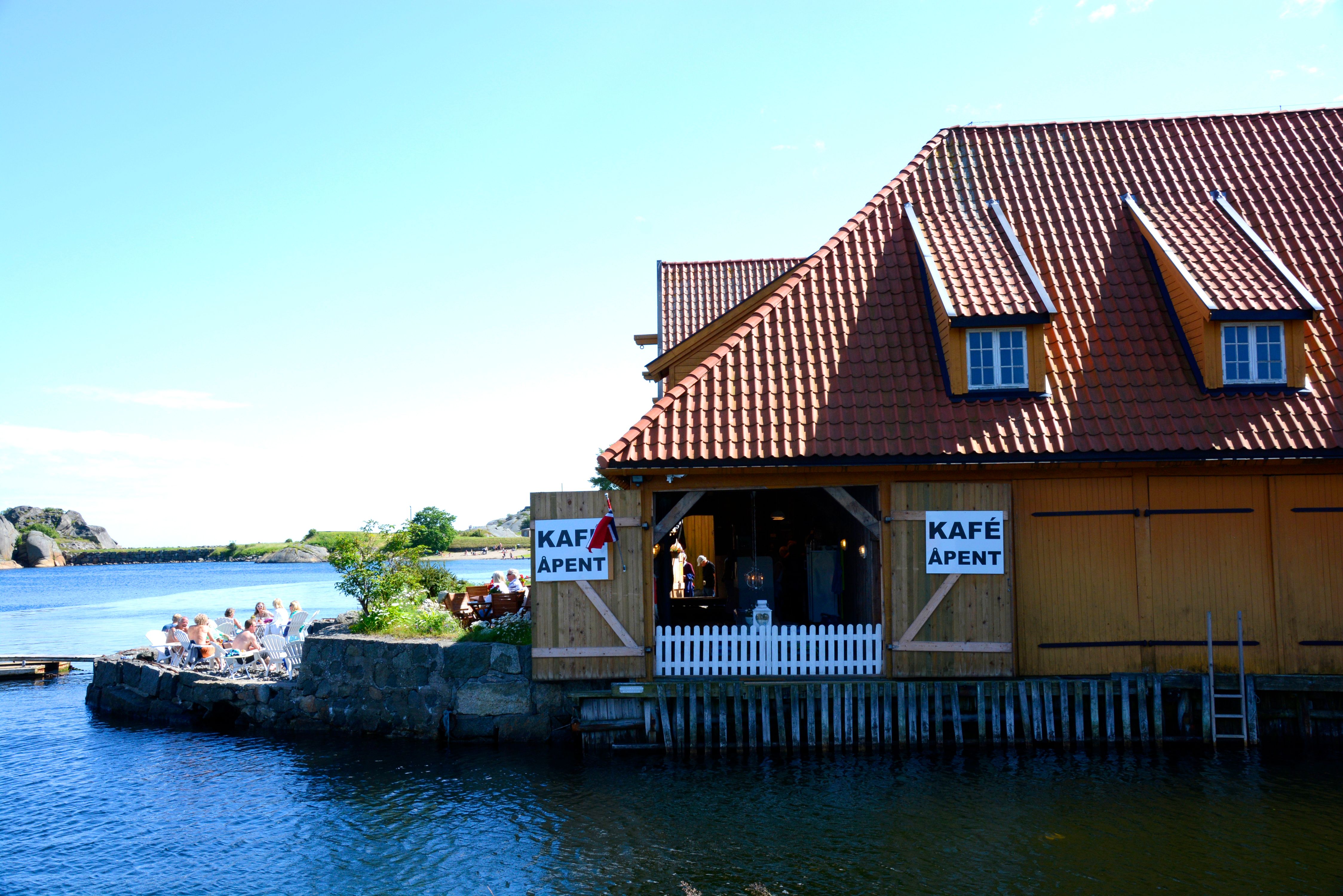 Building on the edge of the wharf