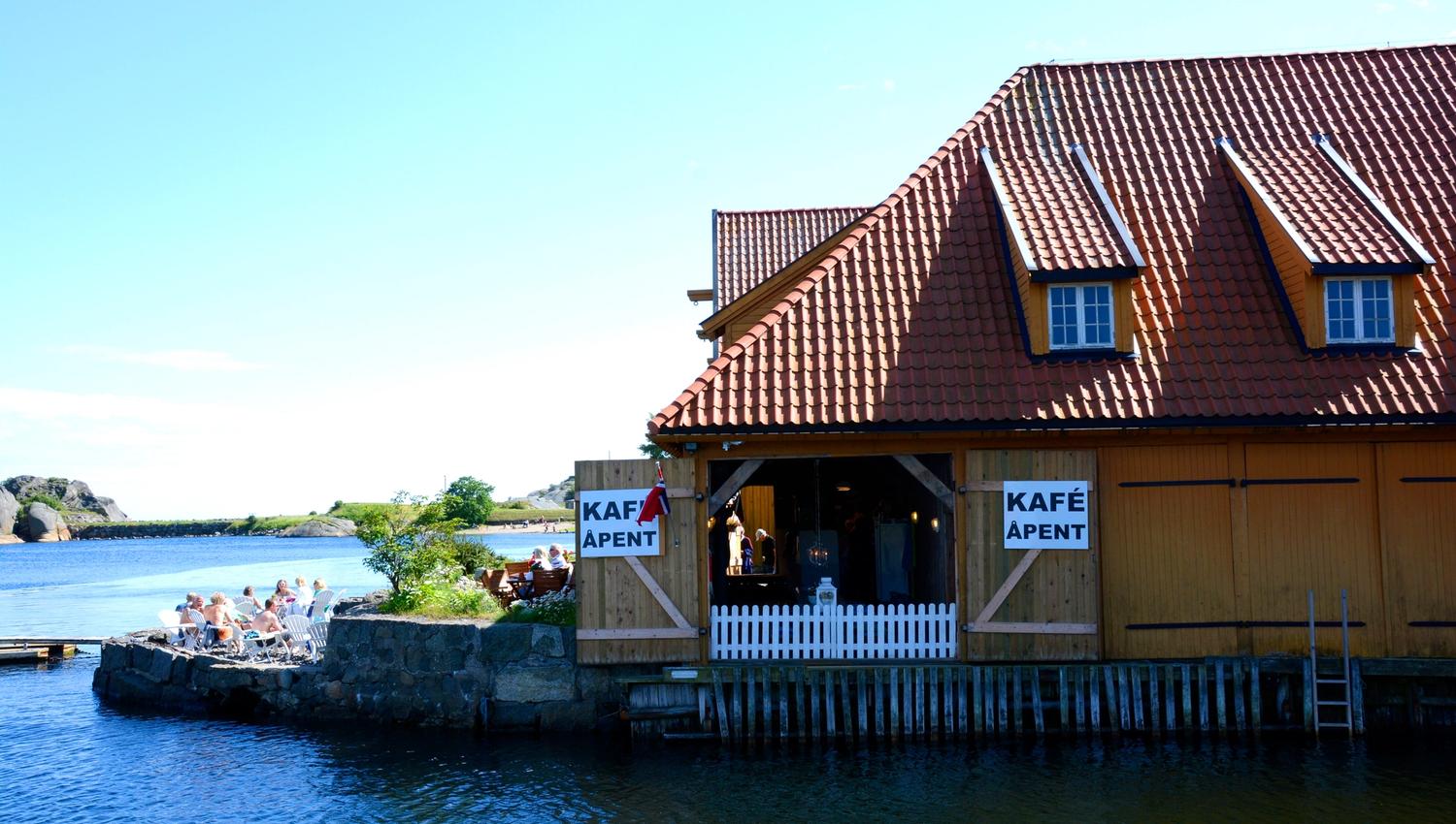 Building on the edge of the wharf