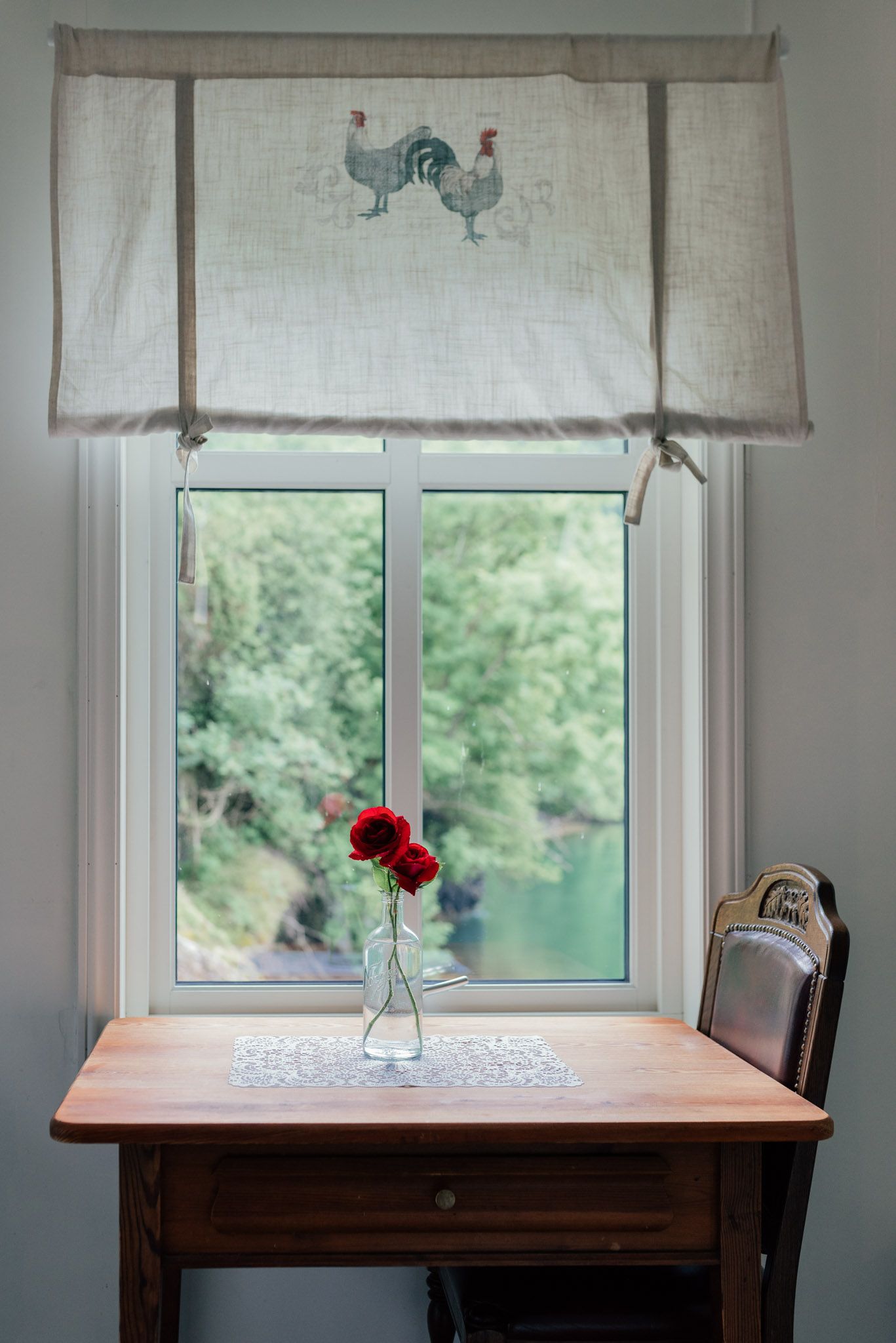 Charming kitchen table with a garden view at Stana Farm – a touch of Norwegian peace and tradition.