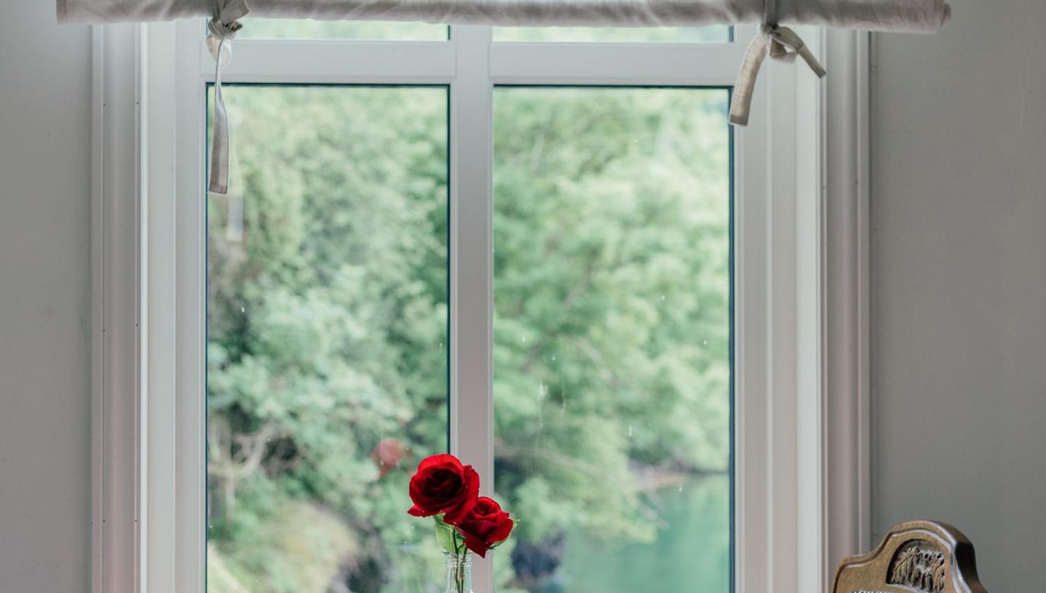 Charming kitchen table with a garden view at Stana Farm – a touch of Norwegian peace and tradition.