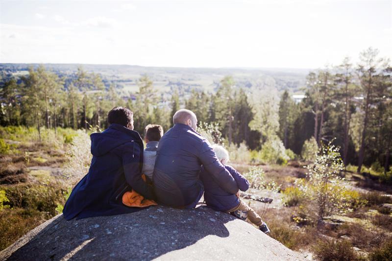 familie som sitter på fortet