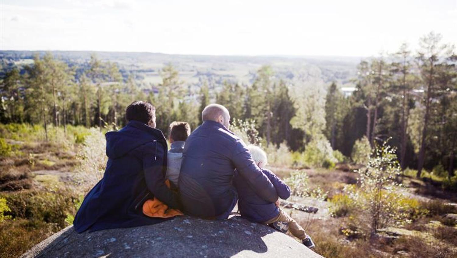 familie som sitter på fortet