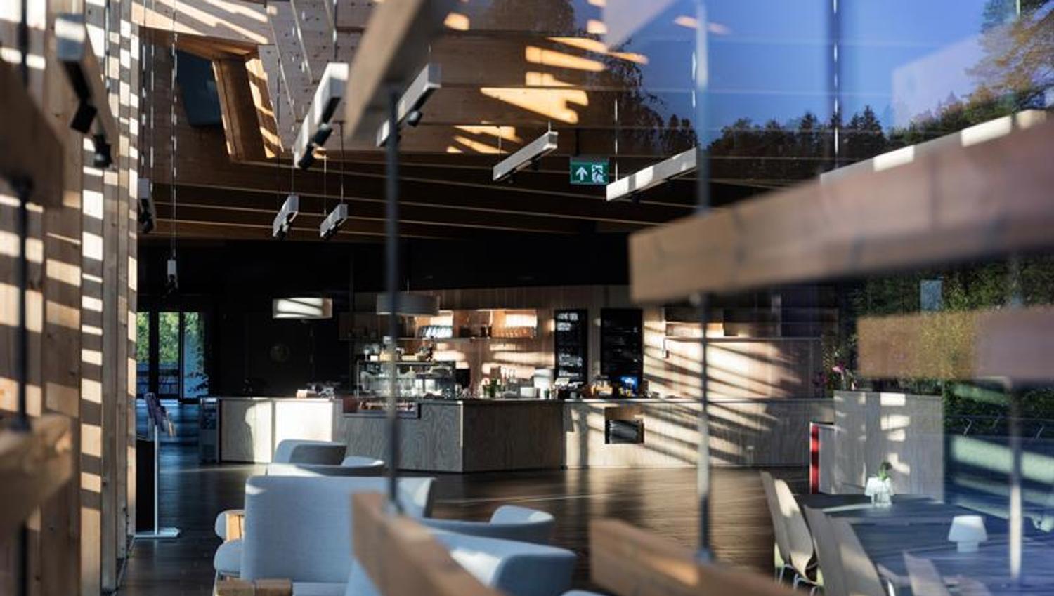 Kaféinteriør med blå sitteseksjoner og disk