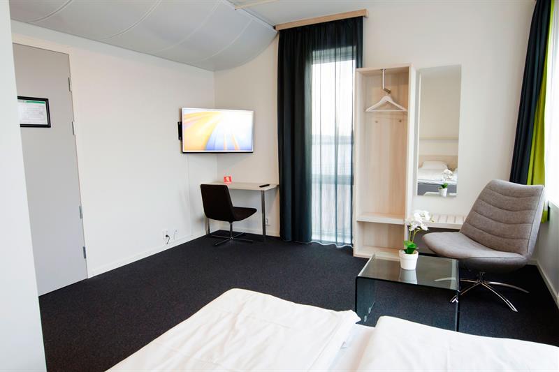 dobbeltrom med skap, skrivebord og lenestol