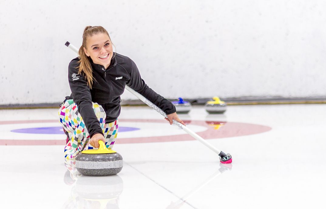 girl is curling at the Skien fritidspark