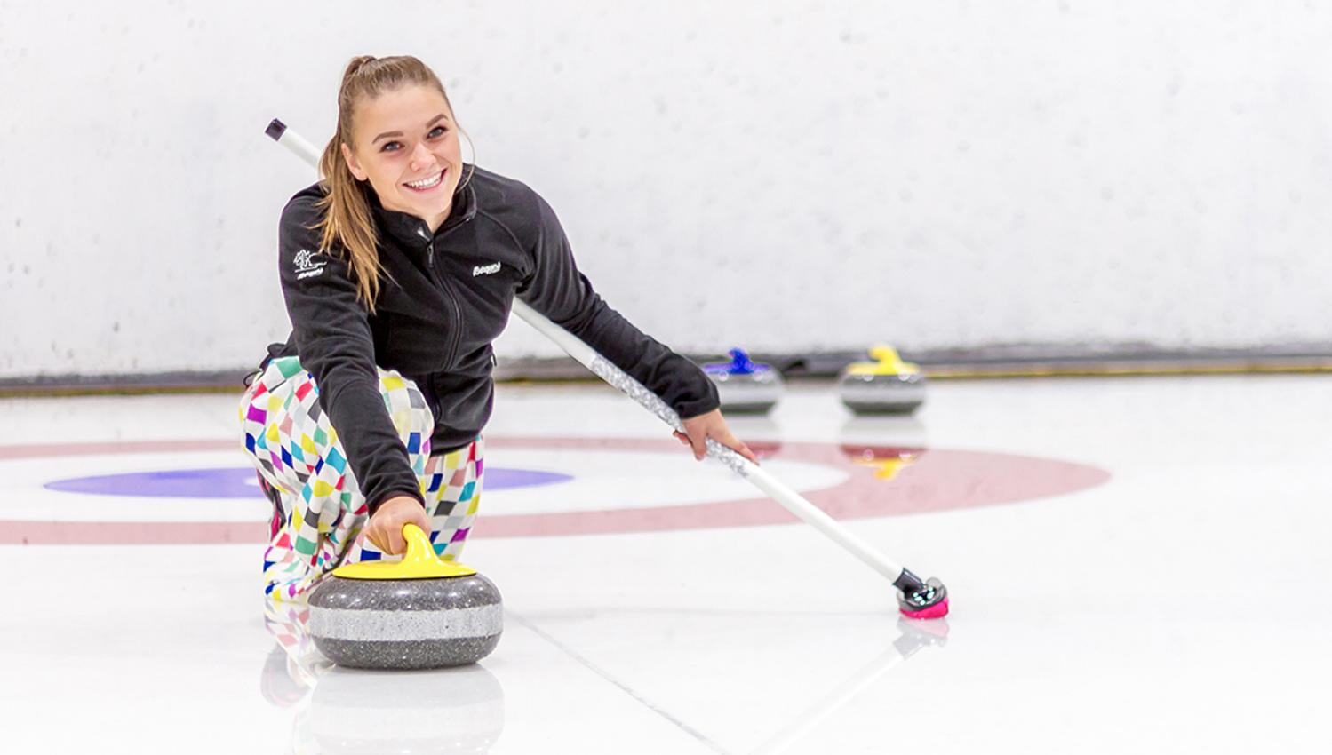 girl is curling at the Skien fritidspark