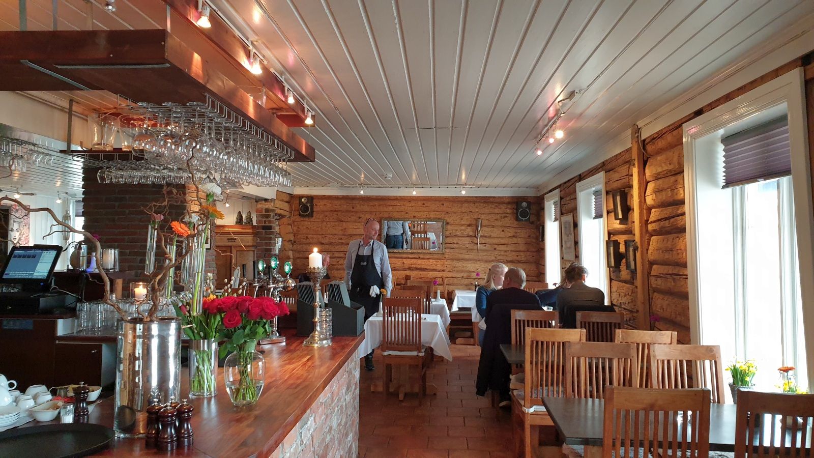 Restauranten inne med bord og trevegg