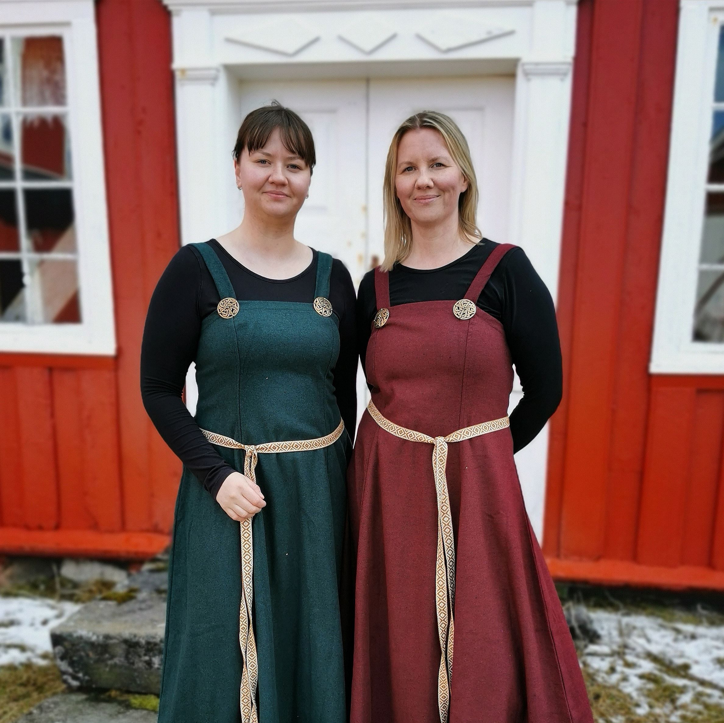 to damer kledd i tradisjonelle klær