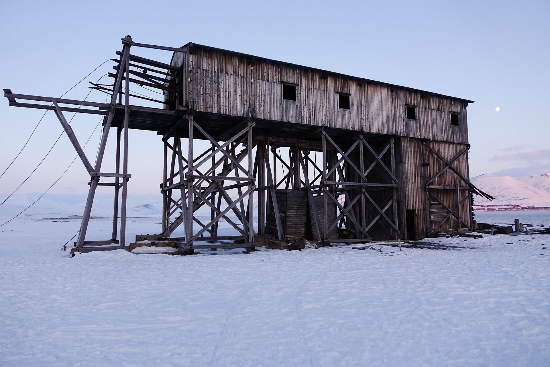 Industribygning fra den tidligere kullgruvedriften i Hiorthamn