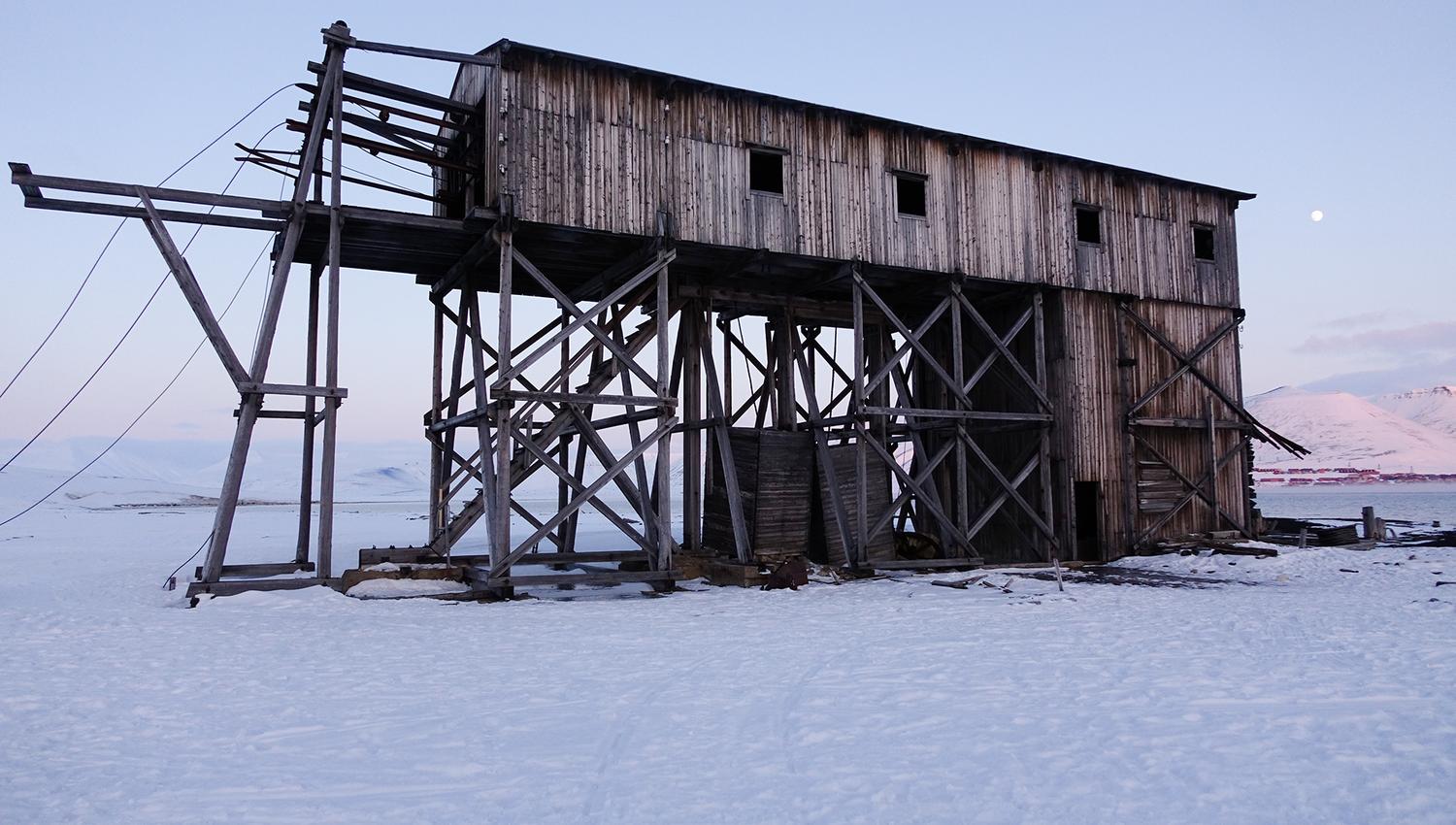 Industribygning fra den tidligere kullgruvedriften i Hiorthamn
