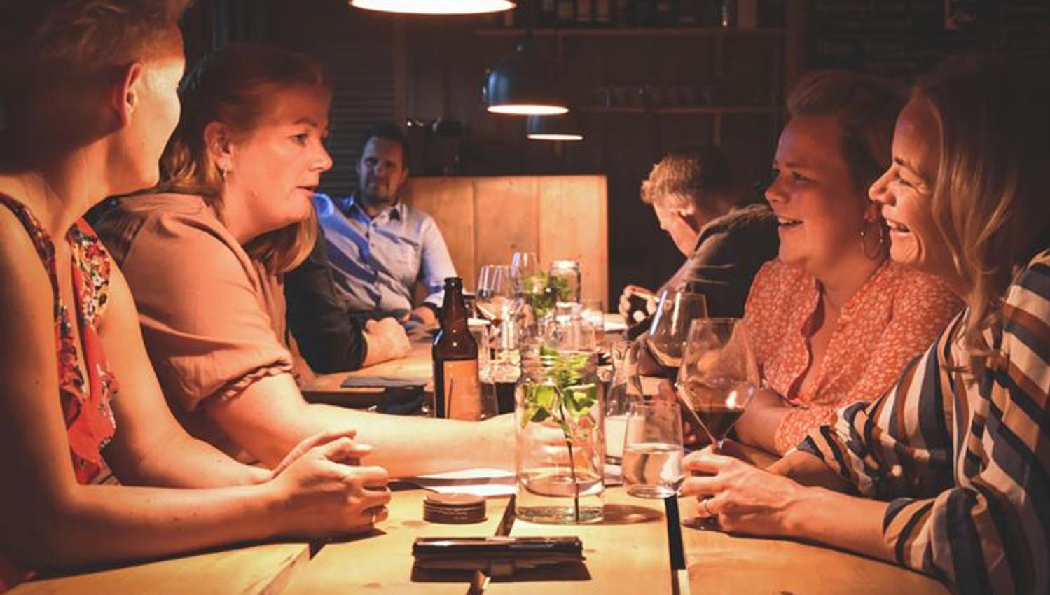 gruppe med venner spiser på Bjaaland Bygderestaurant i Morgedal
