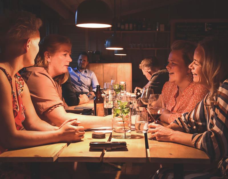 gruppe med venner spiser på Bjaaland Bygderestaurant i Morgedal