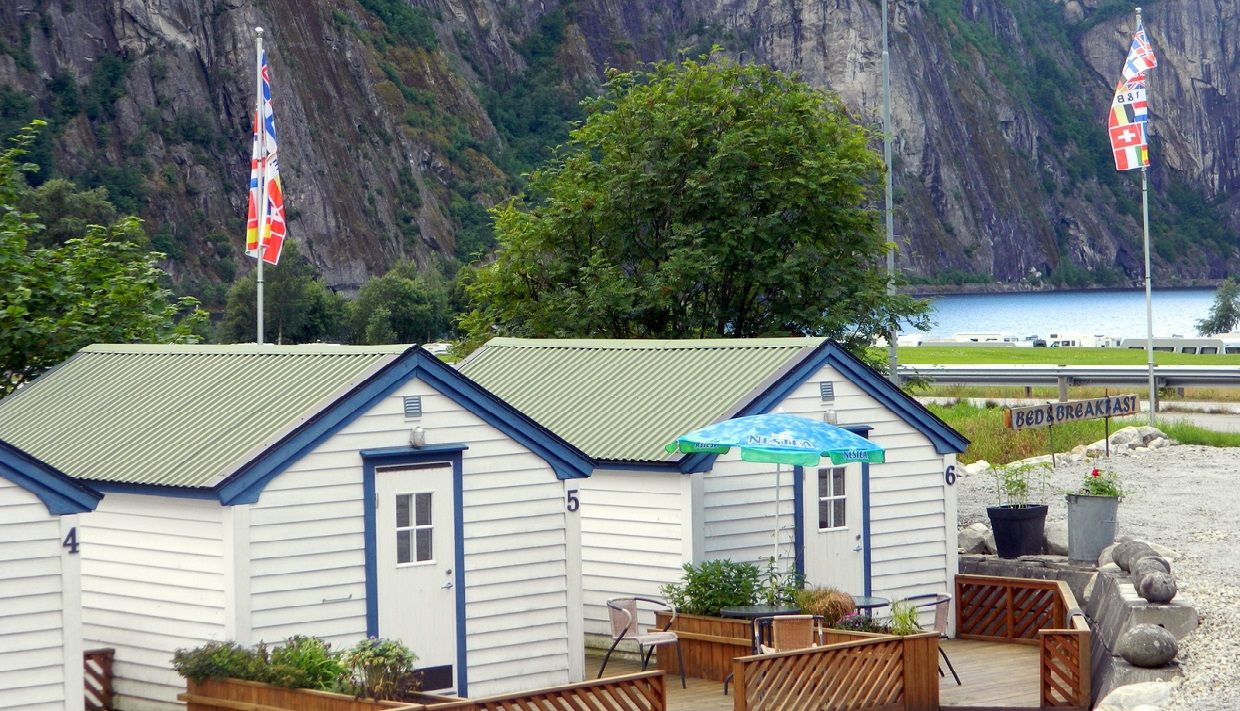Small, white cabins outside the Eidfjord Gjestgiveri.