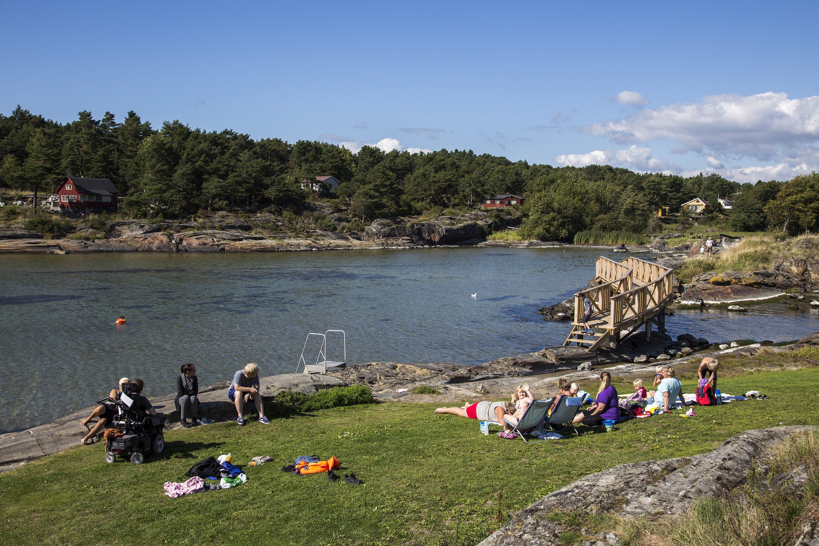 folk som bader ved Krogshavn badeplass i Bamble
