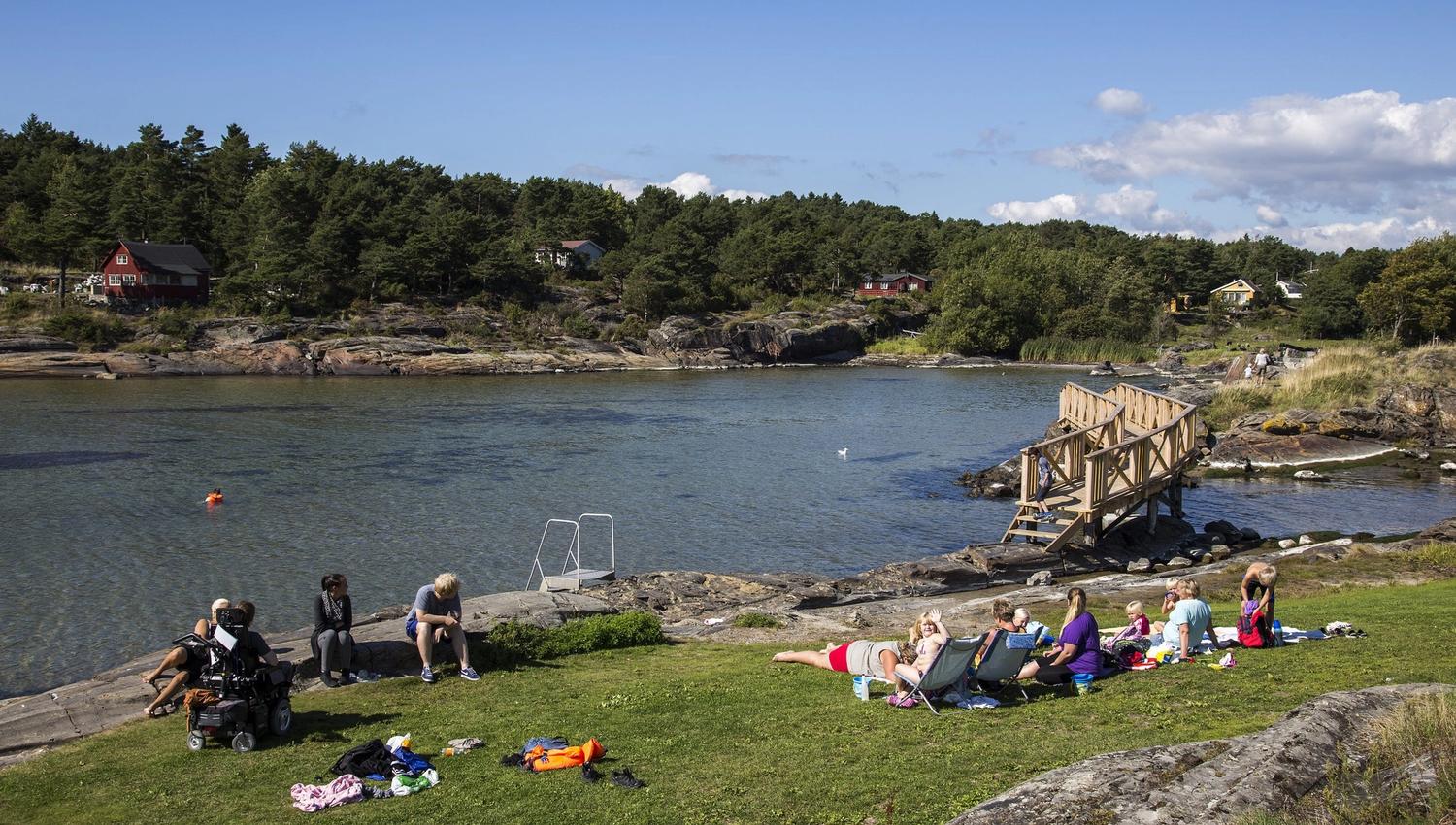 folk som bader ved Krogshavn badeplass i Bamble