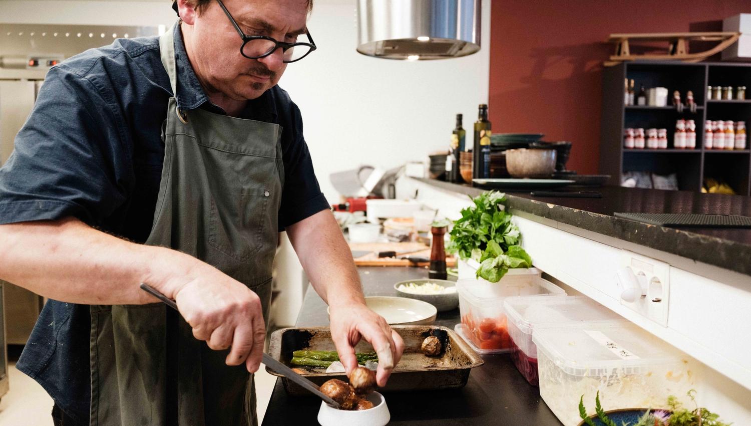 The chef prepares a rustic dish with meatballs and vegetables at Gløyp Spiseri in Hardanger.