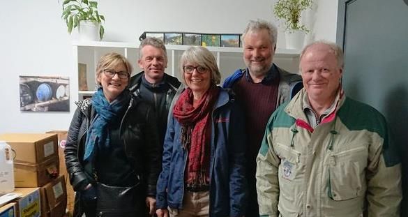 Besuchergruppe auf einer Führung bei einem lokalen Hersteller auf der Frucht- und Ciderroute in Ulvik.