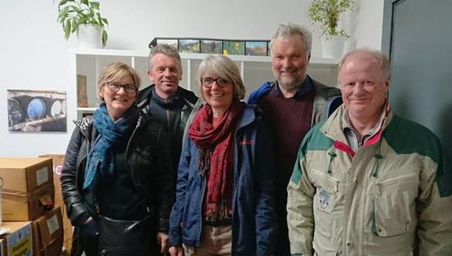 Besuchergruppe auf einer Führung bei einem lokalen Hersteller auf der Frucht- und Ciderroute in Ulvik.