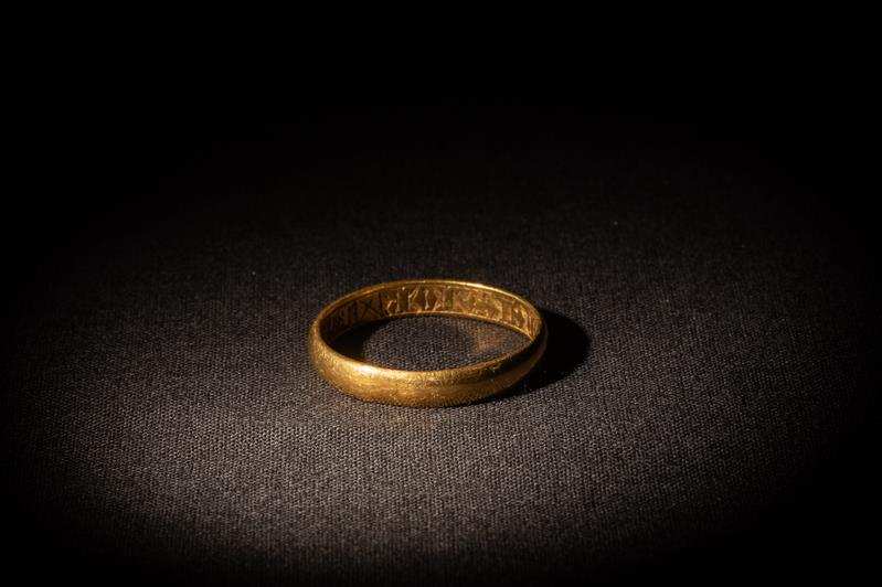 A gold ring at the exhibition Below ground at Bryggens Museum