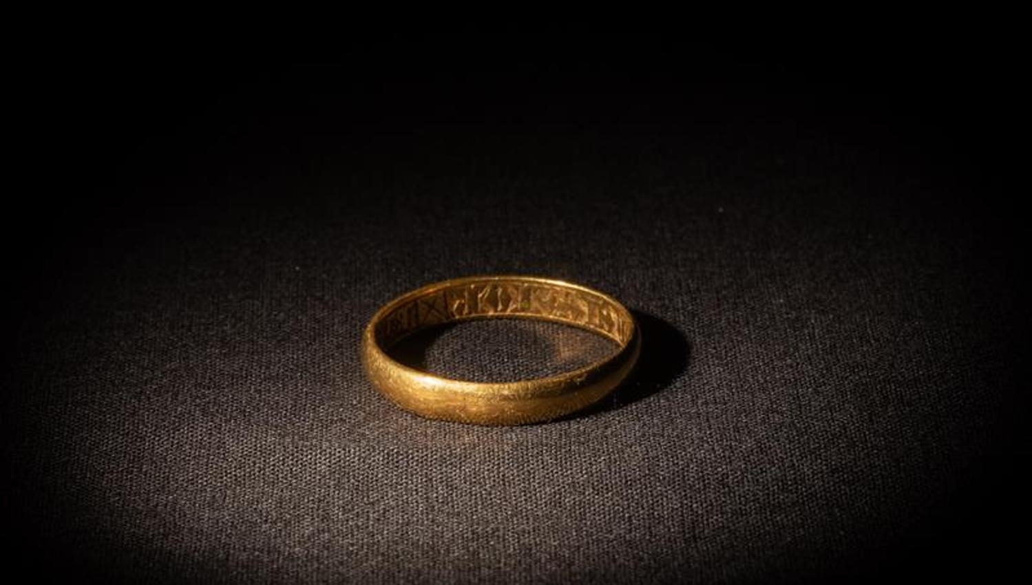 A gold ring at the exhibition Below ground at Bryggens Museum