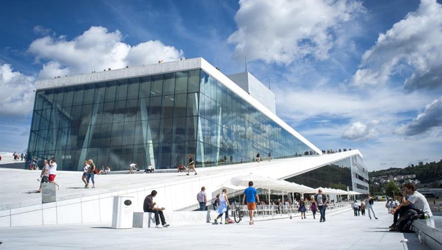 Folk går rundt på Operataket