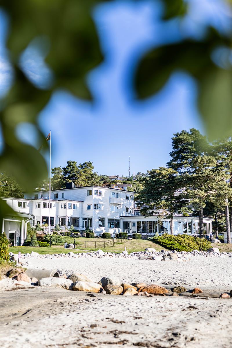 Strand Hotel Fevik – et klassisk norsk badehotell fra 1937, vakkert beliggende helt nede ved sjøen.