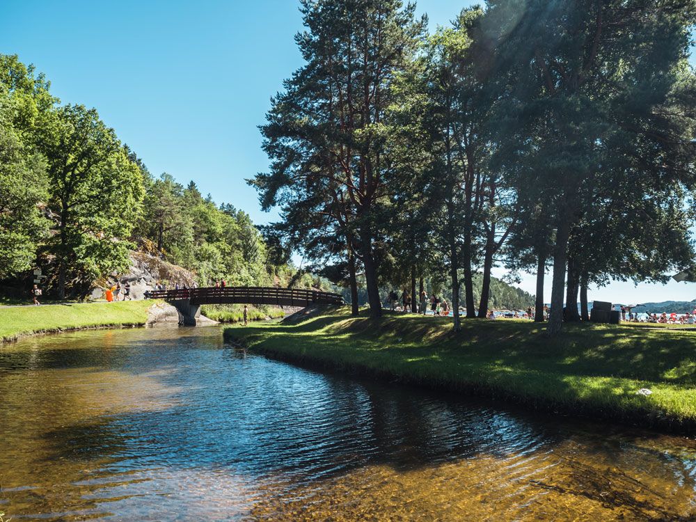 Olavsberget badeplass i Porsgrunn med bry over vannet